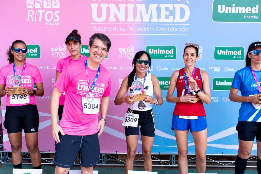 O Dr. Reynaldo Miranda, diretor-executivo do Grupo Unimed, fez a entrega dos troféus aos primeiros colocados (Foto/Divulgação)