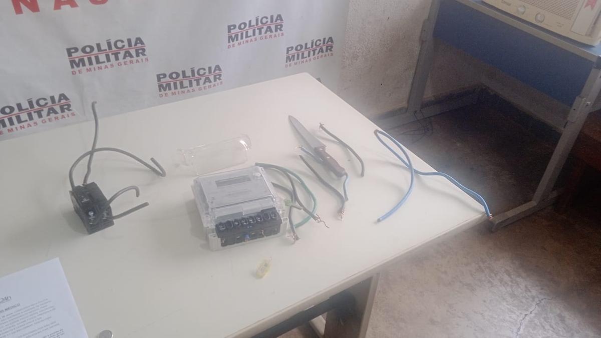 Medidor de energia de padrão, disjuntor e fios foram encontrados com o suspeito, que teria agido em plena luz do dia (Foto/Divulgação)