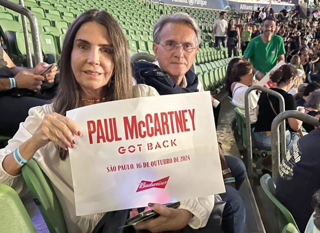 Casal Ana Lúcia Árabe e Lizandro Ferreira foram curtir Paul McCartney em Sampa (Foto/Arquivo pessoal)