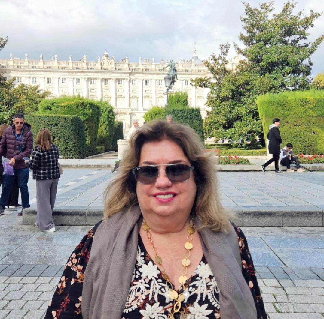 Claudinha Oliveira curte temporada na Espanha e aqui está diante do belo Royal Palace de Madrid (Foto/Arquivo pessoal)