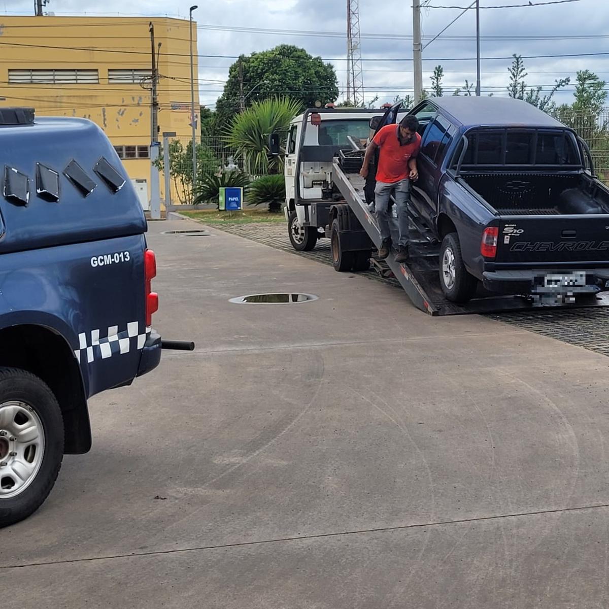 A caminhonete estava parada em estacionamento de supermercado, na avenida José Valim de Melo, sem ninguém por perto (Foto/Divulgação)