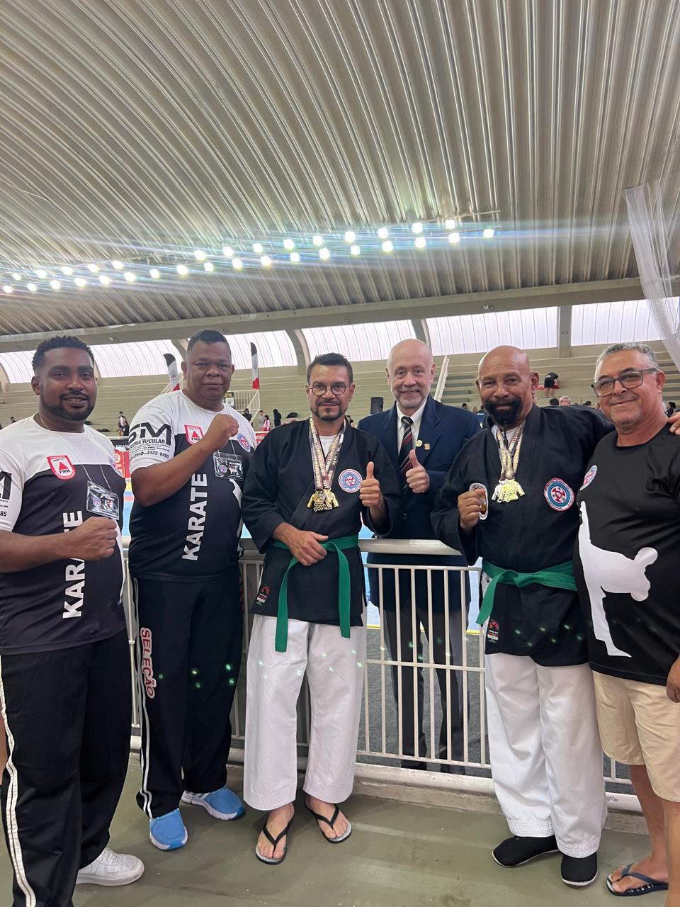 Uma das medalhas de ouro é inédita para a cidade, o feito é do atleta e professor Wellington Antônio, na modalidade de kobudo na categoria BO (bastão) (Foto/Divulgação)