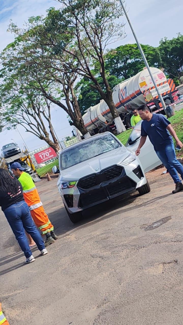 O carro que havia acabado de ser descarregado do caminhão-cegonha e foi alvo da tentativa de roubo na manhã de ontem no pátio de posto na 050 (Foto/Divulgação)