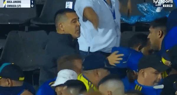 Ao ver a confusão, Riquelme deixou o camarote para acalmar os ânimos (Foto/Reprodução de TV)