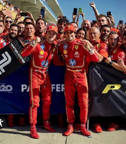 Pilotos e membros da Ferrari comemoram a dobradinha vermelha (Foto/Divulgação)