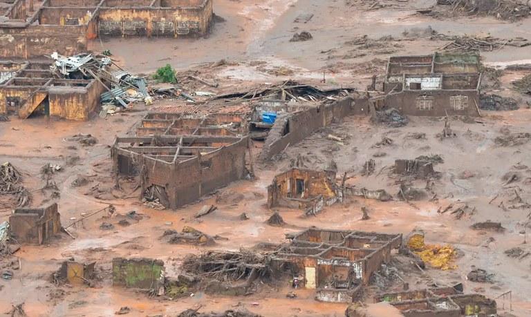 Tragédia ocorreu em novembro de 2015, quando a barragem da Samarco se rompeu e liberou uma avalanche de rejeitos que escoou pela Bacia do Rio Doce (Foto/Arquivo/EBC)