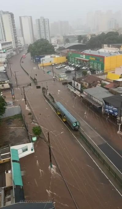 Trecho da avenida Leopoldino de Oliveira, que ficou coberto pela água (Foto/Divulgação)