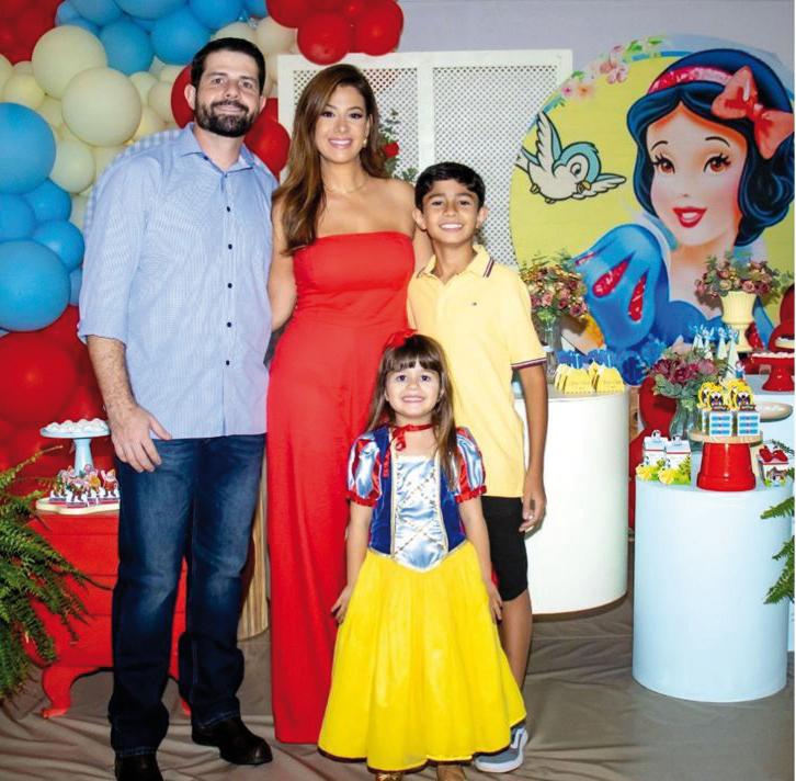 Família reunida para comemorar os 4 anos da Maria Luiza. Fábio e Mariana Rodrigues da Cunha prepararam uma festa linda para a princesa Maria Luiza e o irmão, João Paulo ajudou, a bem receber a todos (Foto/Arquivo pessoal)