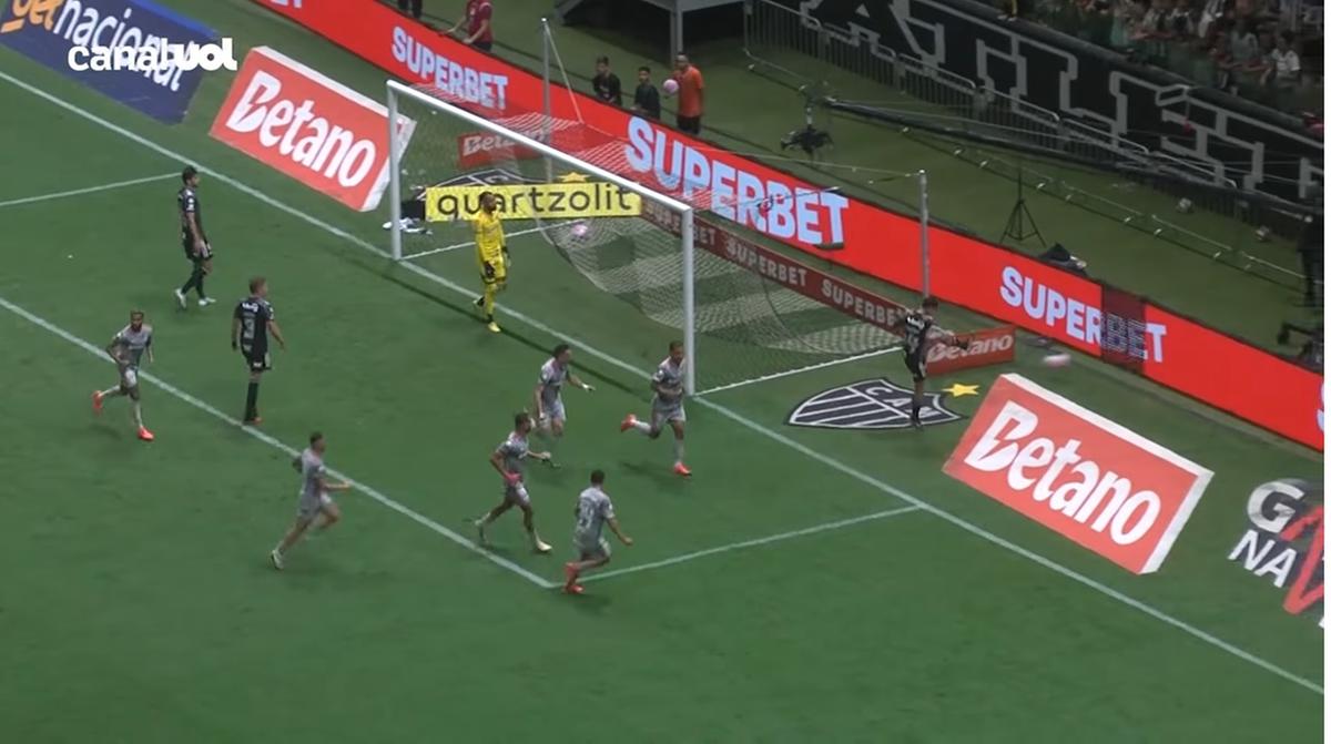 Internacional não tomou conhecimento do “Galo Genérico” e enfiou 3 gols no goleiro Everson (Foto/Reprodução de TV)