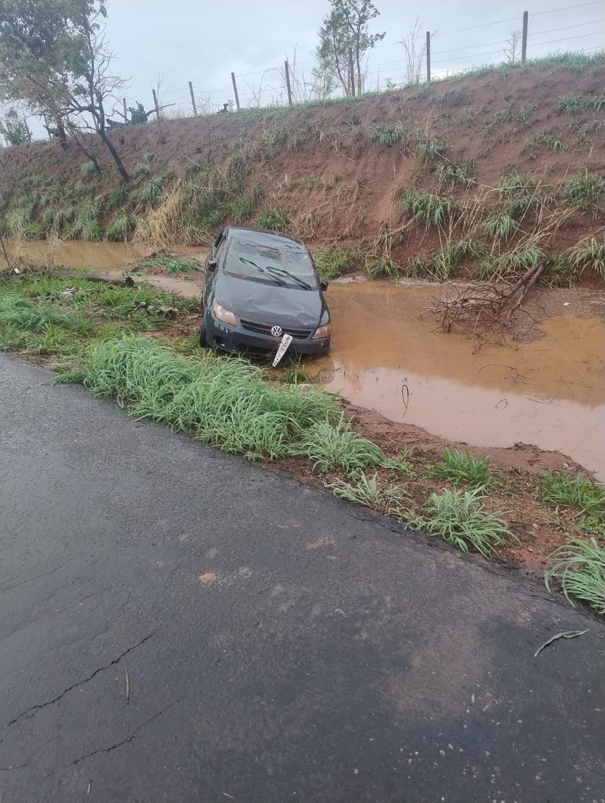 Capotamento na AMG-2595 (Foto/Divulgação)