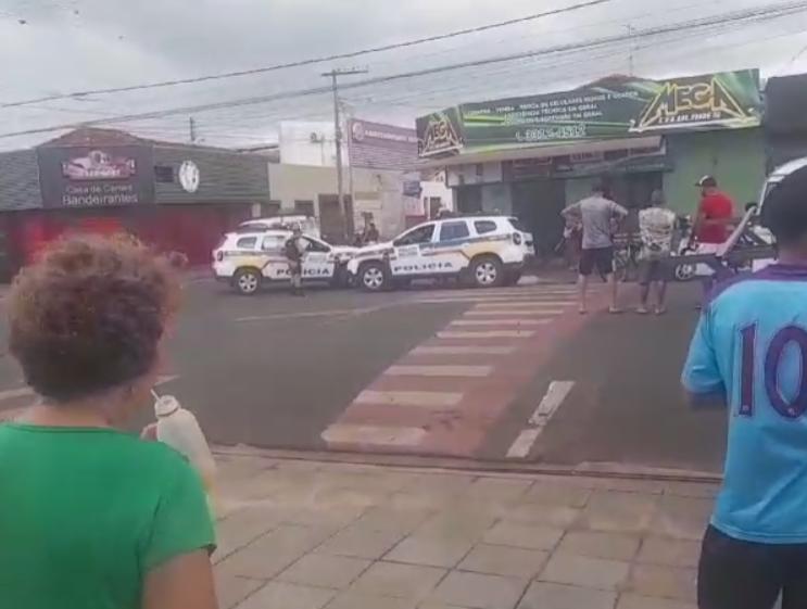 A Policia foi acionada comparecendo no local e seguem na captura dos dois autores (Foto/Reprodução)