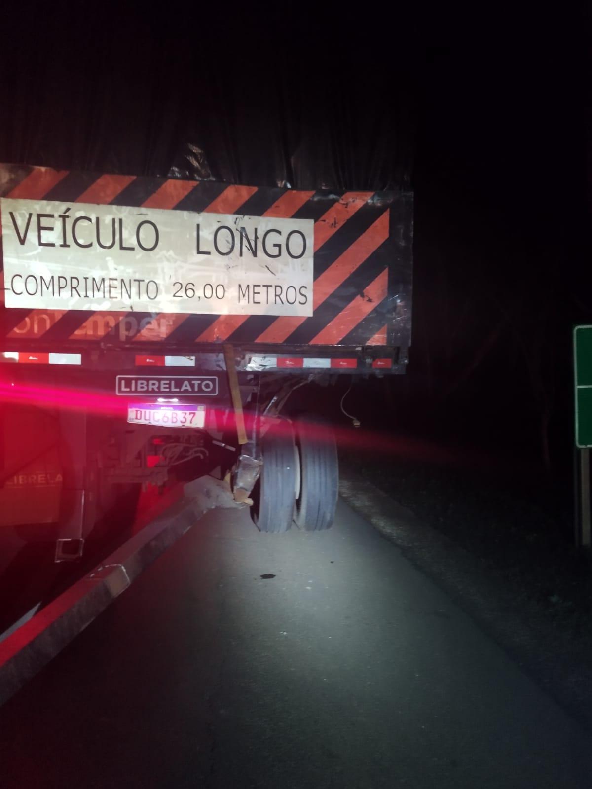 De acordo com a PRF, o caminhão guincho colidiu contra a traseira da carreta (Foto/Diivulgação)