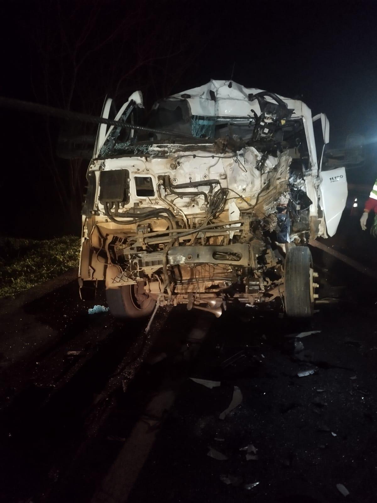 De acordo com a PRF, o caminhão guincho colidiu contra a traseira da carreta (Foto/Divulgação)