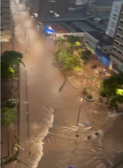 Pedaço entre as avenidas Leopoldino de Oliveira e Fidélis Reis está alagado (Foto/Reprodução)