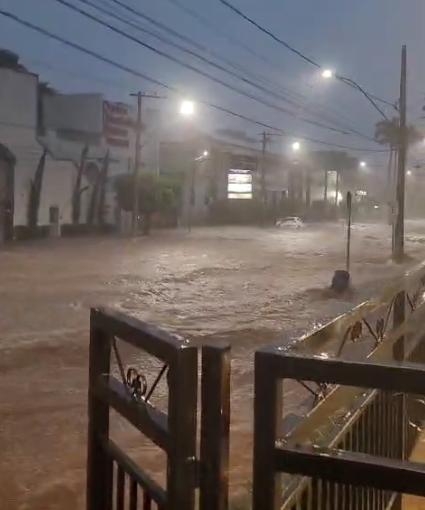 Avenida Santos Dumont está alagada (Foto/Reprodução)