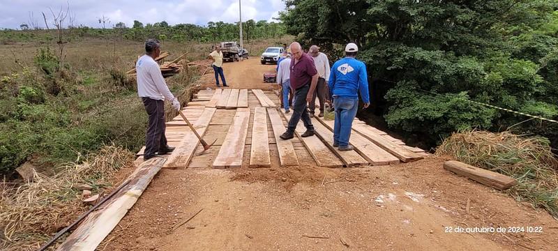 O secretário municipal do Agronegócio, Agnaldo Silva, esteve na ponte verificando o andamento do serviço, que consiste na troca de todo tablado (Foto/Divulgação)