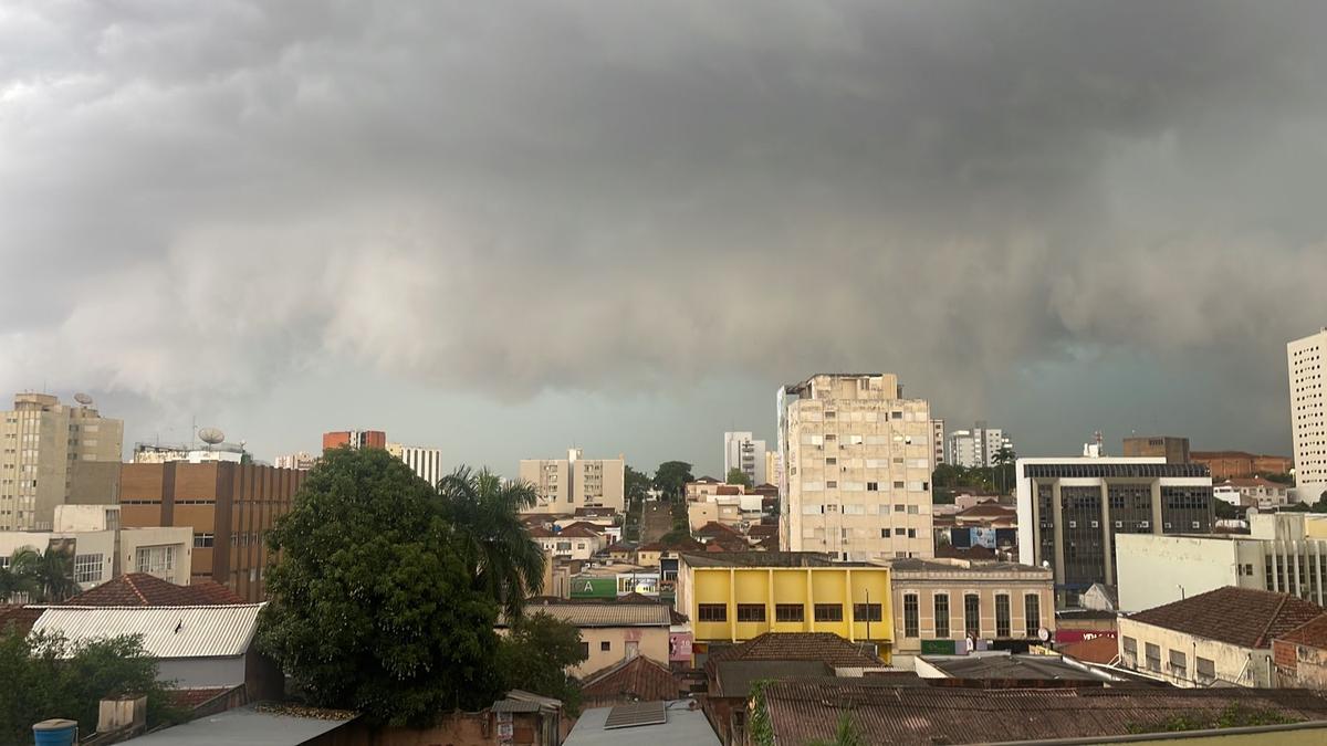 Centro de Uberaba momentos antes da forte chuva que atingiu a cidade neste domingo (Foto/Divulgação)