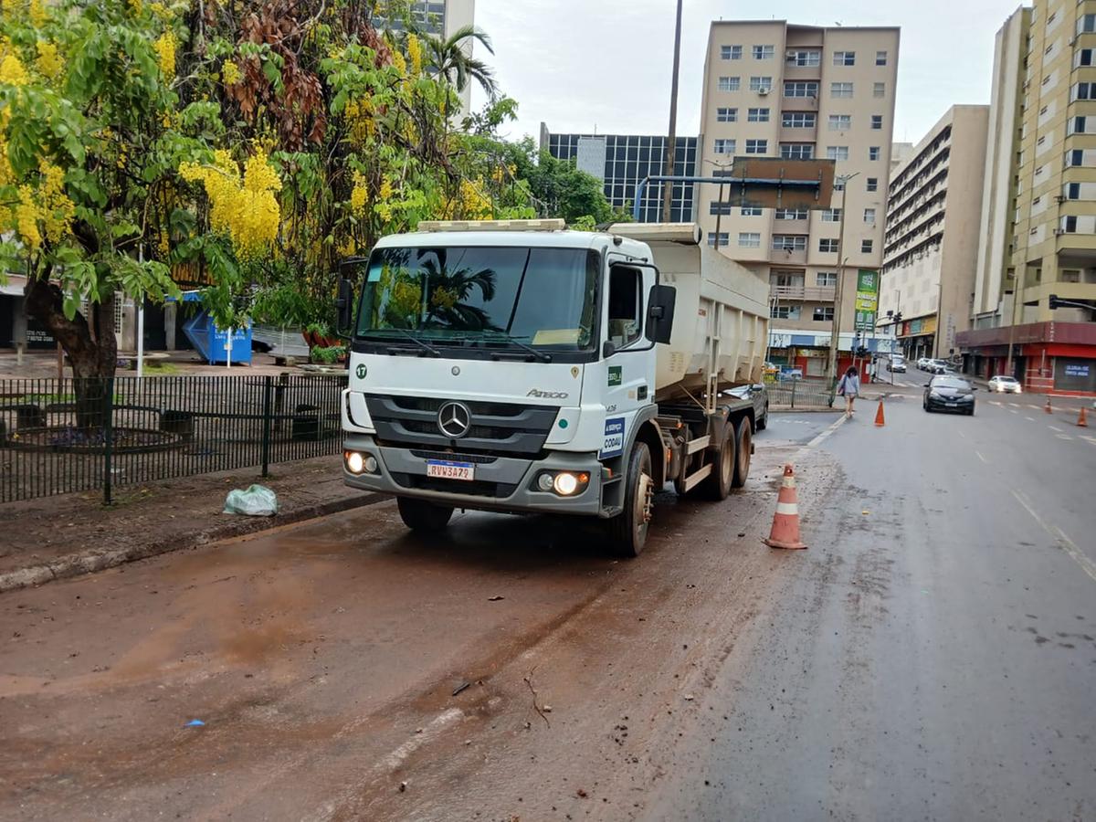 Sujeira decorrida dos temporais do final de semana está sendo prioridade para as equipes de limpeza urbana (Foto/Divulgação)