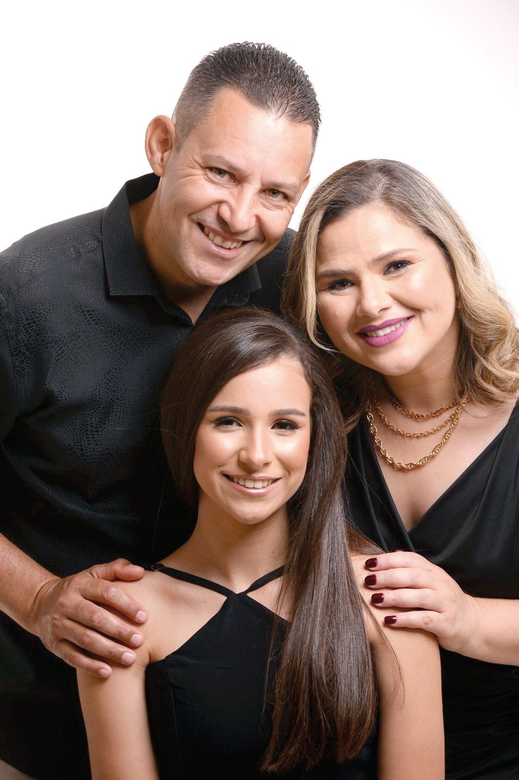 Annie Victória Barbosa Ferreira ladeada pelos pais, Victor Martins Ferreira e Elaine Cristina da Silva Barbosa, em seu fashion book de 15 anos (Foto/Alysson Oliveira)