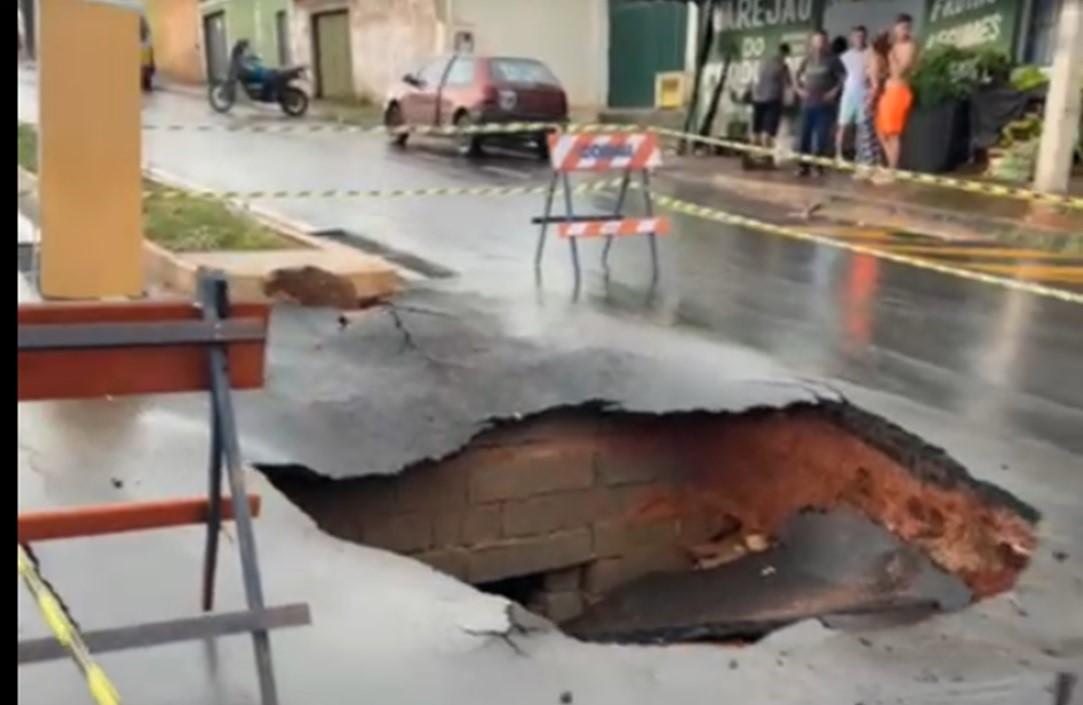 Estrago causado pela chuva na Padre Eddie Bernardes (Foro/Divulgação)