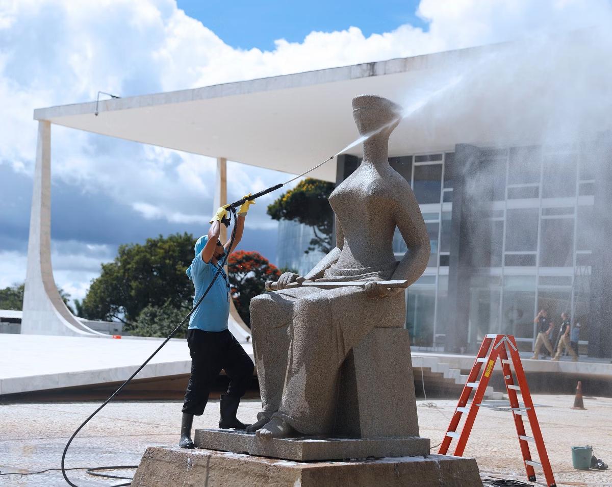 Lavagem da Estátua da Justiça após vandalismo ao prédio do STF durante os atos de 8 de janeiro de 2023 (Foto/Rosinei Coutinho/STF)