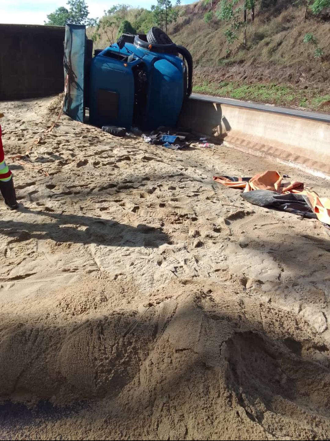 Apesar do impacto, o condutor sofreu apenas escoriações leves nos braços e nas pernas, e dispensou o atendimento médico oferecido no local (Foto/Reprodução)