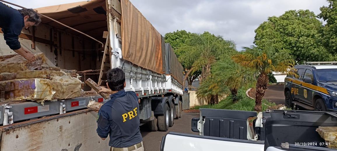 Durante a ação de fiscalização de rotina, a equipe da PRF decidiu verificar o veículo em detalhe, momento em que identificou a presença de um volume expressivo de drogas dentro de um dos semirreboques (Foto/Divulgação)