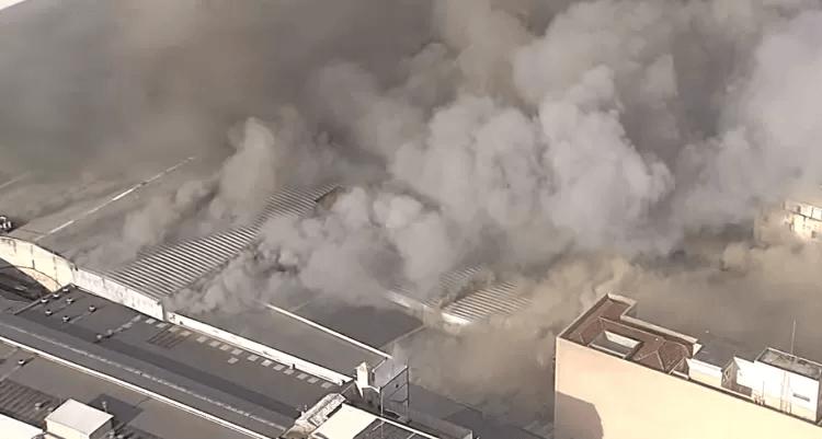 Imagem aérea mostra incêndio na rua Barão de Ladário, 300, no Brás (Foto/Reprodução/TV Globo)