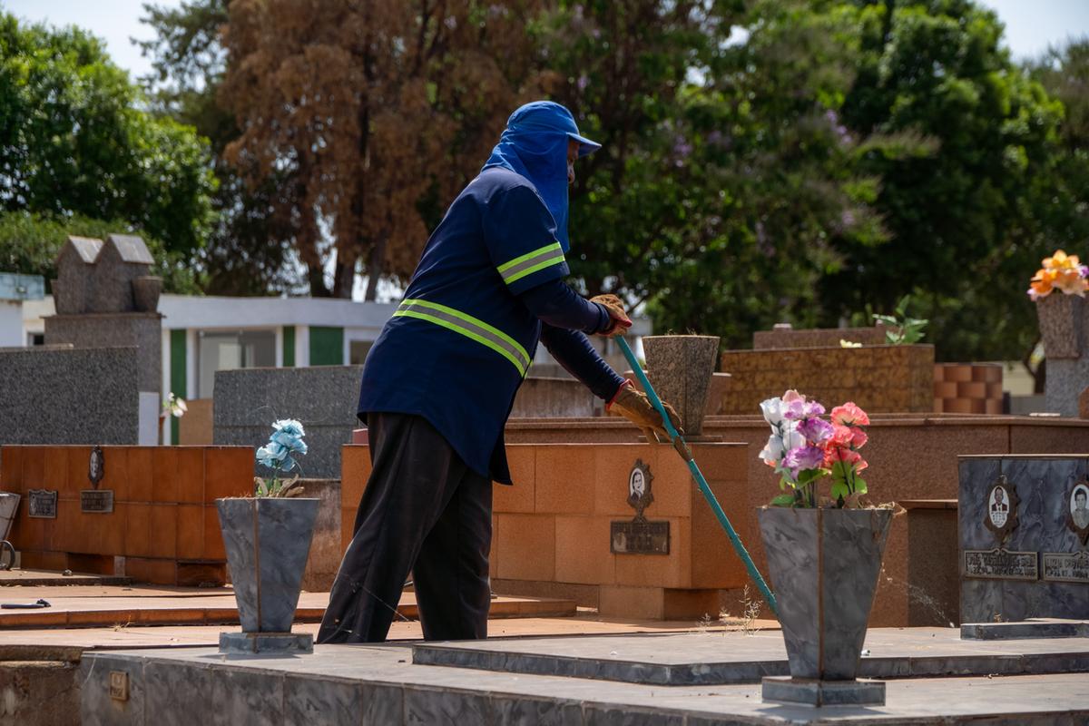 Apesar do serviço realizado pela Sesurb, a limpeza individual dos túmulos pertence às famílias (Foto/Divulgação)