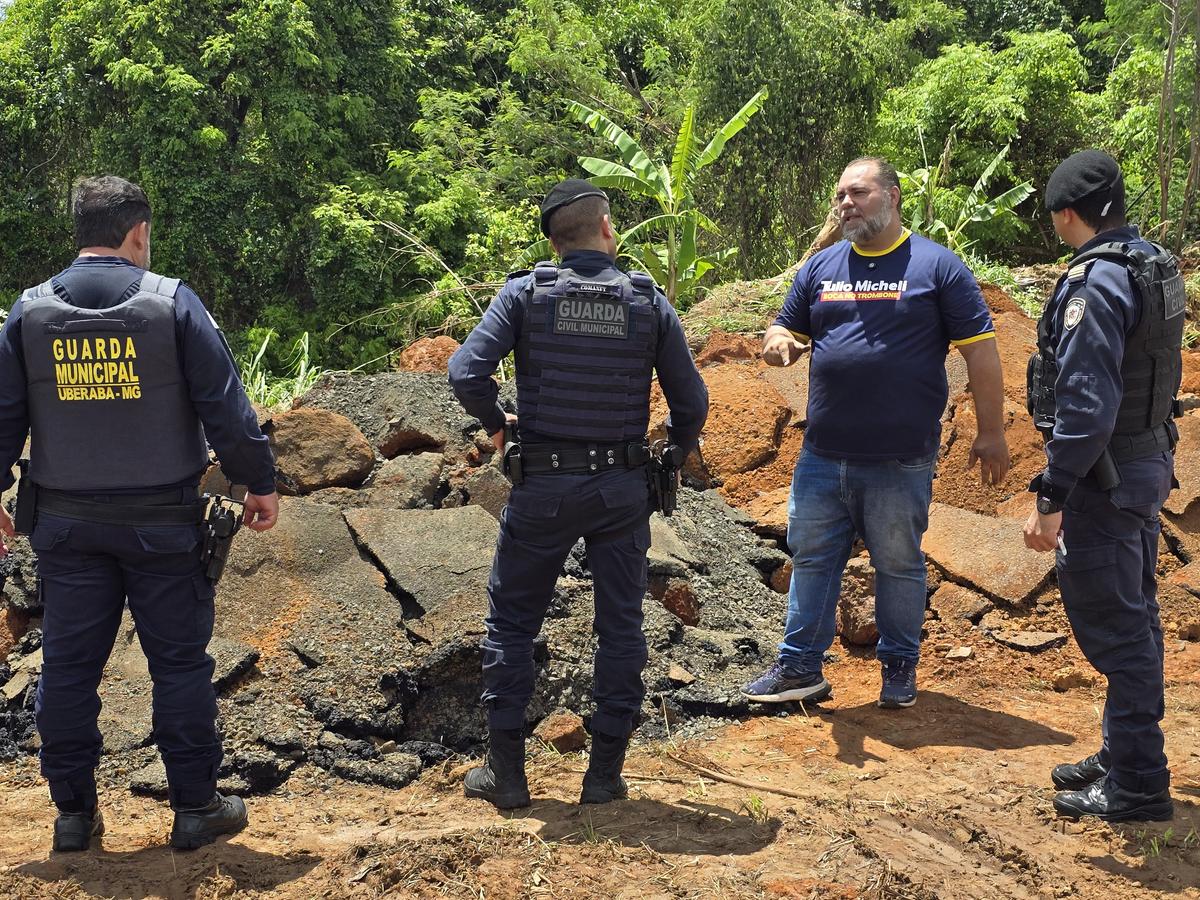 O vereador Tulio Micheli denunciou o descarte de restos de asfalto à margem de córrego próximo ao Jardim Uberaba e acionou a Guarda Municipal (Foto/Divulgação)