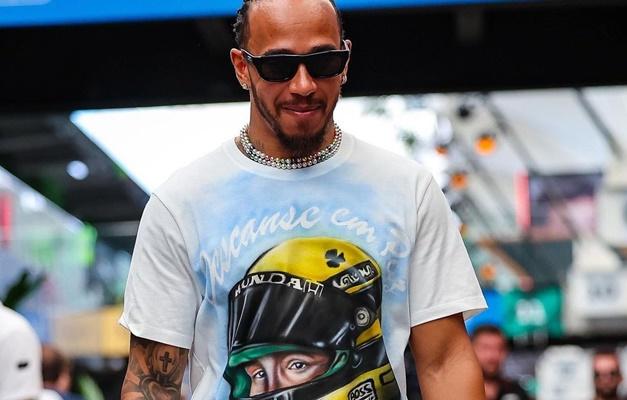 Lewis Hamilton com camisa com rosto de Senna (Foto/Reprodução/ F1)