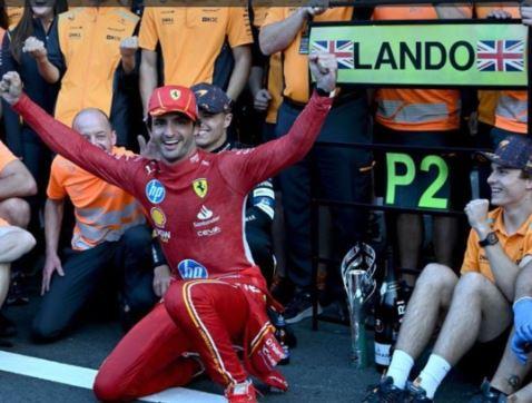 Sainz Jr. Aparece aquele momento da foto de comemoração da McLaren (Foto/Divulgação)