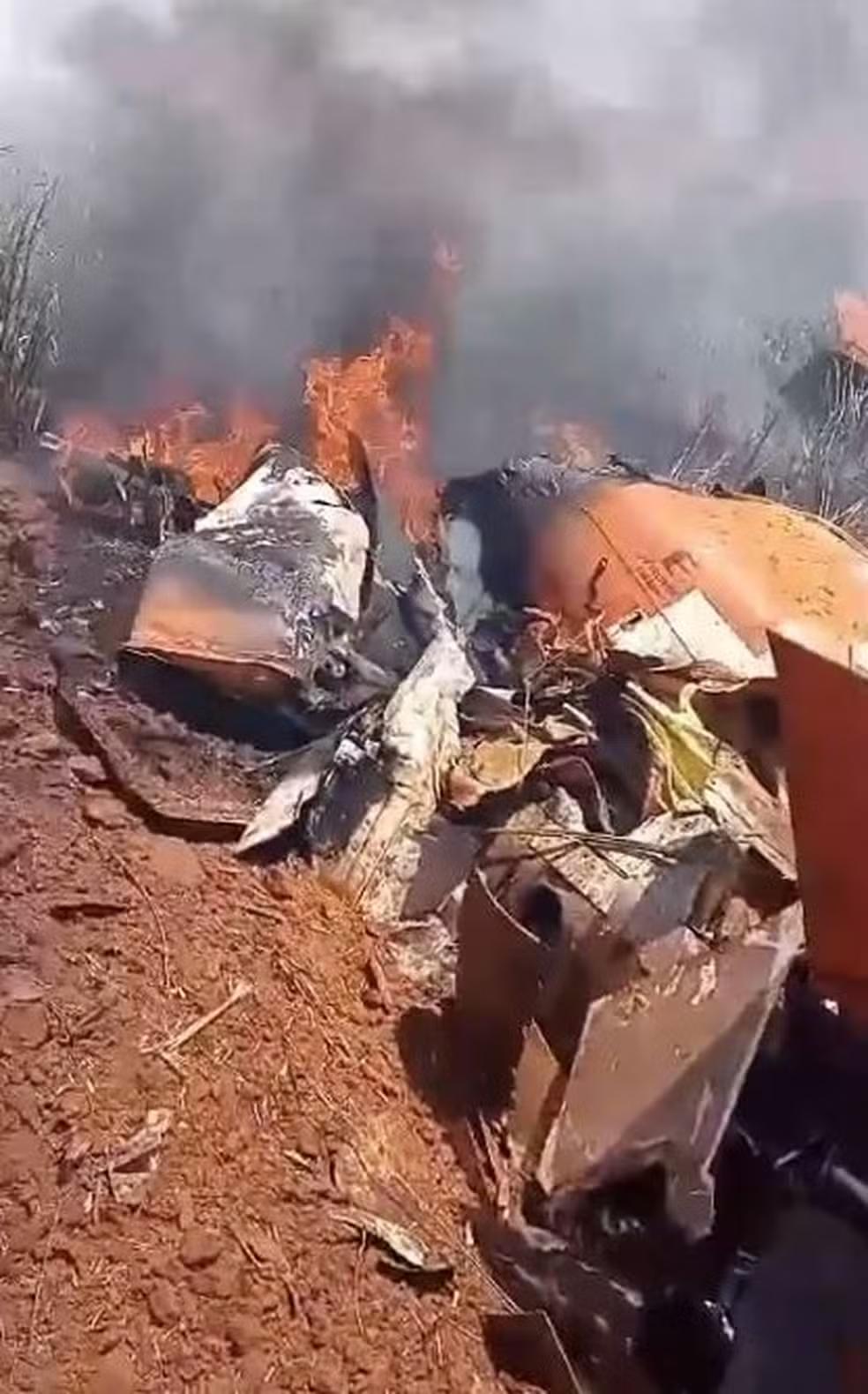 Destroços de avião da AFA que caiu na zona rural de Pirassununga (Foto/Arquivo pessoal)