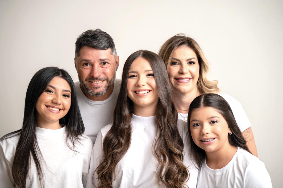 Isabela Rocha Dias, debutou com direto a book em familia, na foto, com os pais Fabiano Dias e Liliane Rocha e as irmãs Vitória e Maria Clara Rocha Dias (Foto/Alysson Oliveira)