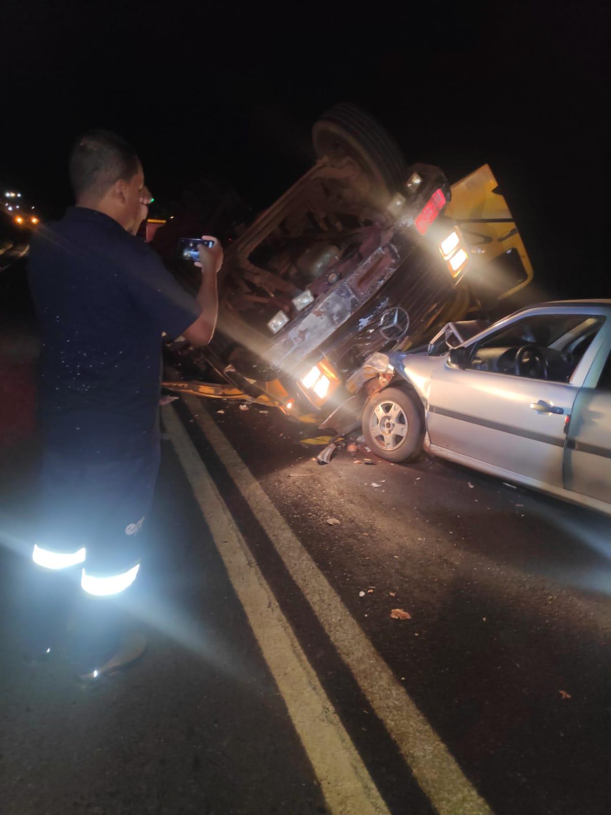 De acordo com as informações, o motorista da carreta que transportava ácido não sofreu ferimentos (Foto/Divulgação)