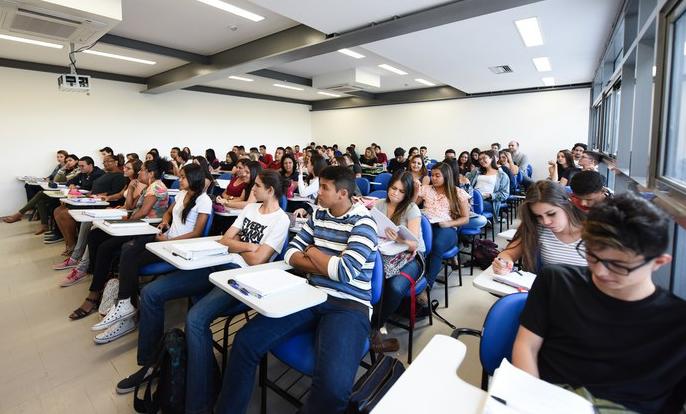 Em coletiva de imprensa ao lado do presidente Luiz Inácio Lula da Silva (PT), o ministro reforçou que alunos que fizerem o Enem neste e no próximo domingo, 10, vão receber uma parcela a mais do programa (Foto/Reprodução)