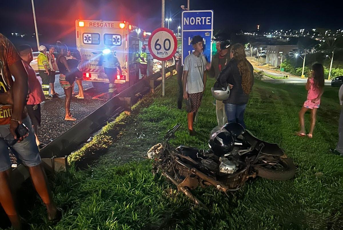 A motocicleta em que estava o casal ficou com parte destruída e a Polícia Rodoviária Federal informou que o piloto não era habilitado (Foto/Divulgação)