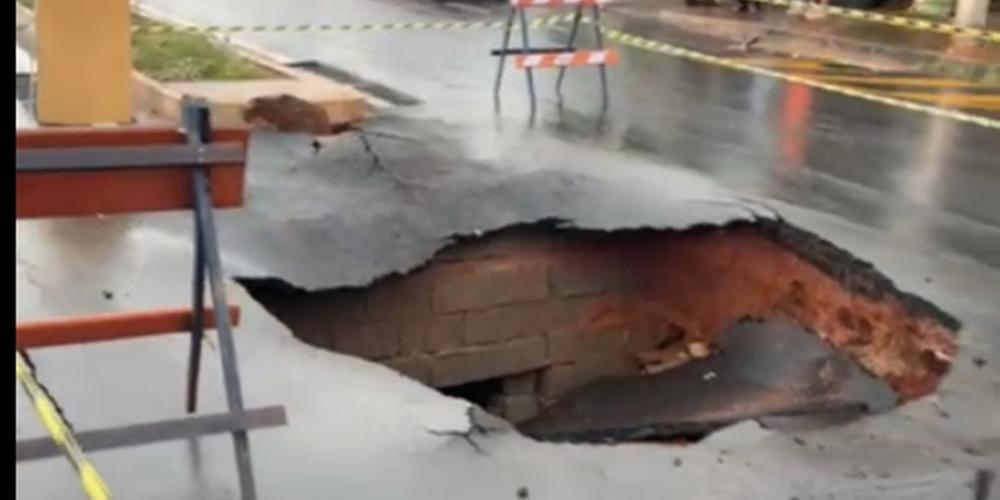 Cratera aberta na avenida Padre Eddie Bernardes durante chuva forte, no dia 26 de novembro, que teria enchido o córrego (Foto/Reprodução)