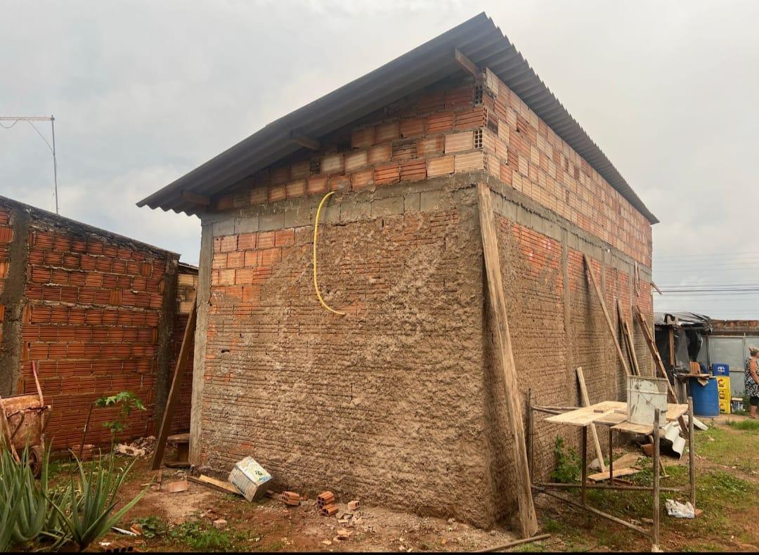 Resultado da solidariedade que provoca lágrimas em doadores e beneficiados. Agora é o reboco (Foto/Anônimo)