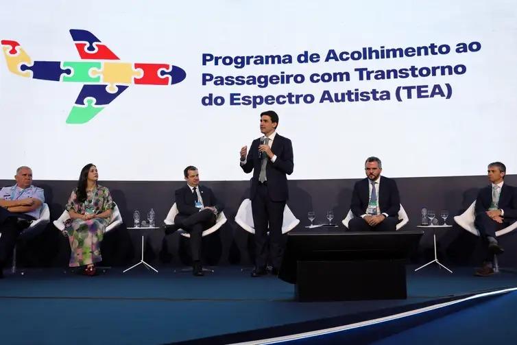 Ministro de Portos e Aeroportos (MPor), Sílvio Costa Filho, no lançamento do Programa de Acolhimento ao Passageiro com Transtorno do Espectro Autista (TEA), em Brasília (Foto/Antônio Cruz/Agência Brasil)