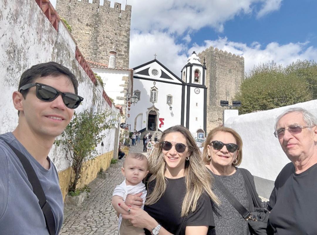 Queridos Sarah Neaime e Marcos Lemos – com o filho Pedro – estão em Portugal, na companhia dos pais dela, Cristina e Frank Neaime (Foto/Arquivo pessoal)