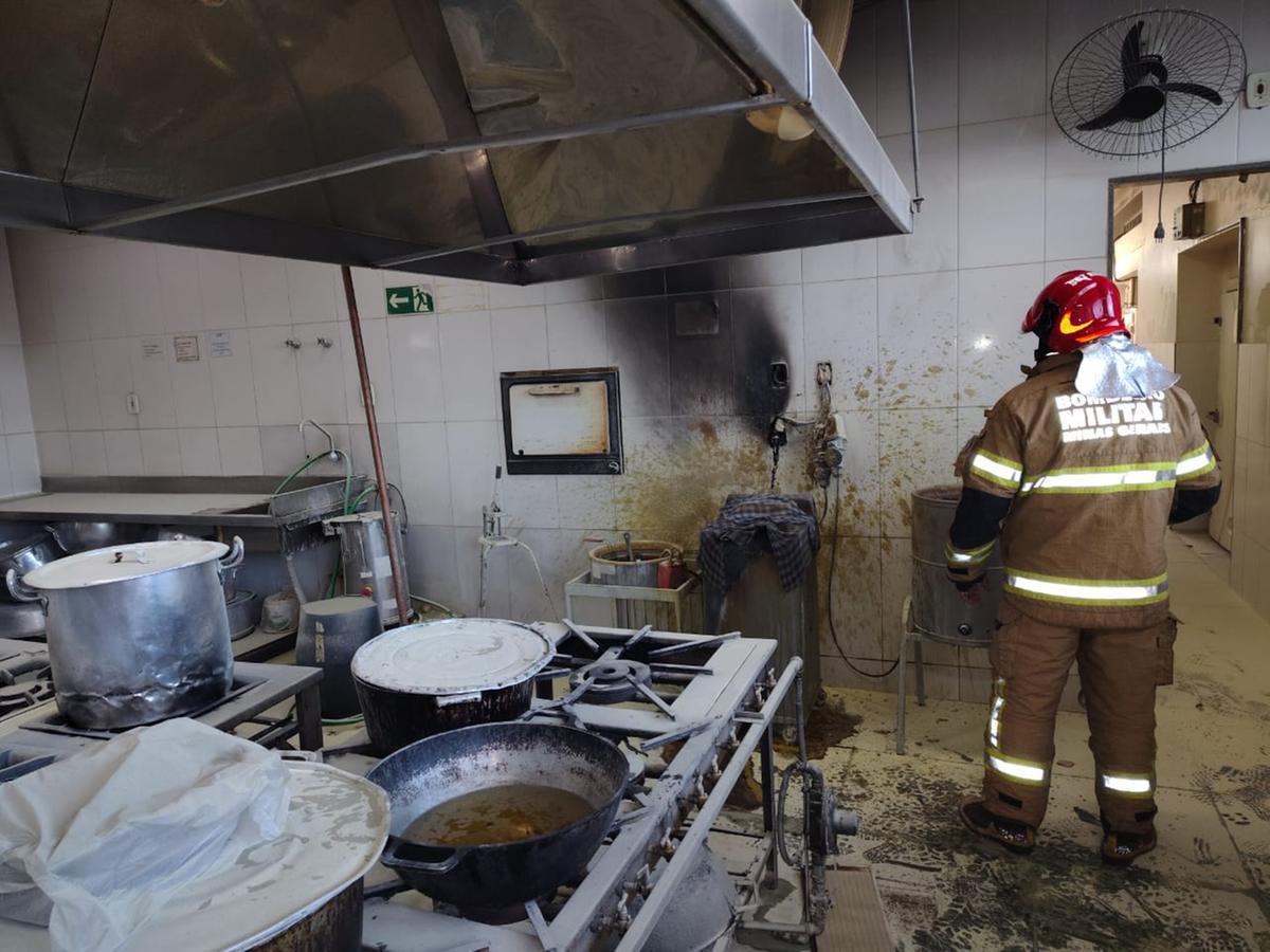 As chamas iniciais foram combatidas pelos próprios funcionários da empresa, que conseguiram controlar o foco até a chegada dos bombeiros (Foto/Divulgação)