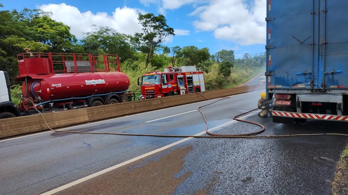 Após a extinção das chamas, as equipes fizeram o rescaldo do veículo (Foto/Divulgação)