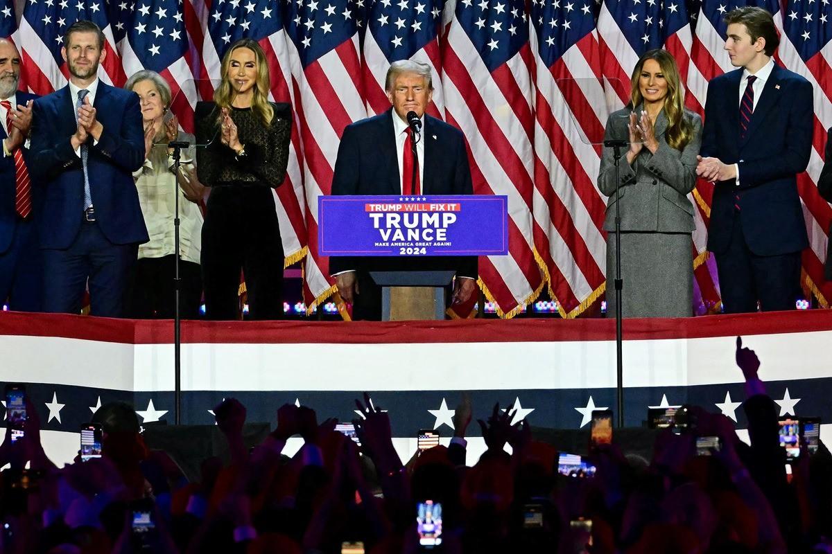 Donald Trump discursou ao lado da esposa e dos filhos na noite após as eleições dos EUA (Foto/JIM WATSON/AFP)