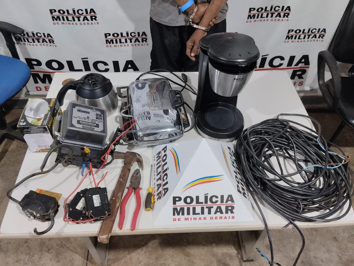 Com o suspeito, foram encontrados diversos materiais furtados na casa da vítima e também em imóvel onde se escondeu (Foto/Divulgação)