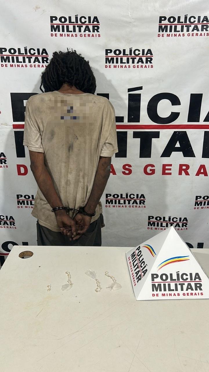 Com o acusado de tráfico foram encontradas 17 pedras de crack, que seriam para comercialização (Foto/Divulgação)