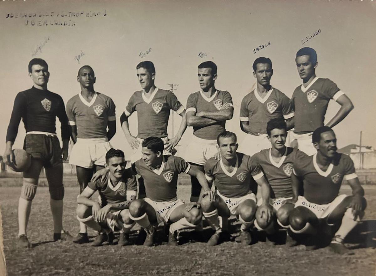 Tati e Oliveira (os dois últimos agachados) em uma das grandes formações do USC (Foto/Arquivo da família)