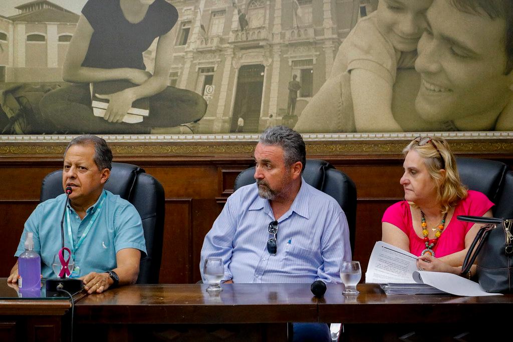 Representantes da Prefeitura e do empreendimento acompanharam a sessão para a defesa do projeto (Foto/Rodrigo Garcia/CMU)