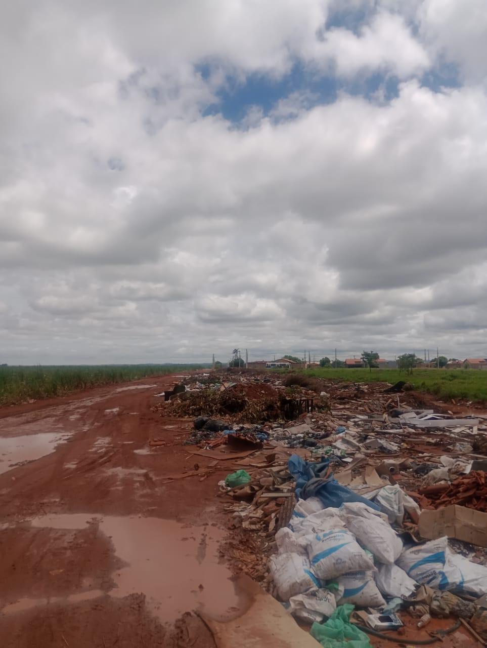 Lixo irregular descartado na entrada do bairro Ilha de Marajós 3 (Foto/Jornal da Manhã)