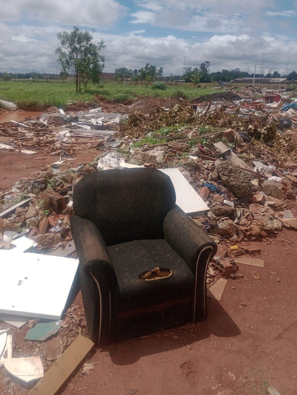 Lixo irregular descartado na entrada do bairro Ilha de Marajós 3 (Foto/Jornal da Manhã)